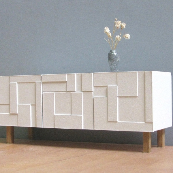 PUPPENHAUS Weißes Sideboard / Anrichte, Maßstab 1/12_1/18, HANDGEMACHTE sammelbare Miniaturmöbel, Moderner Stil Dekor, Zeitgenössisches Design