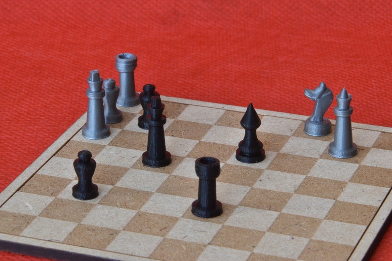 Juego De Ajedrez En Miniatura 1:12 Con Cartas De Poker – Accesorio Para Casa De Muñecas, Piezas De Aleación Y Papel