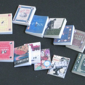 LIBROS EN MINIATURA escala 1/12 HECHOS A MANO, con páginas, Conjunto de 12, Literatura juvenil, Accesorios de CASA DE MUÑECAS, Miniaturas de decoración. Coleccionable