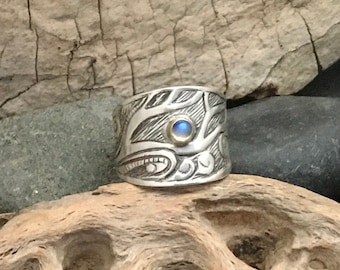 Engraved sterling silver ring, small blue labradorite set in 18 karat gold bezel, branches, swirls, measures size 7.25, fits size 6 & 3/4