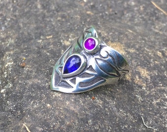 Chevron saddle ring, two stones, indigo blue Iolite & amethyst, wide sterling silver band, engraved branches, measures size 8, fits size 7.5