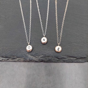 Collar con inicial personalizado. Joyas de plata con letras personalizadas. Colgante de pepita de plata reciclada. Joyas minimalistas orgánicas. Regalo para dama de honor.