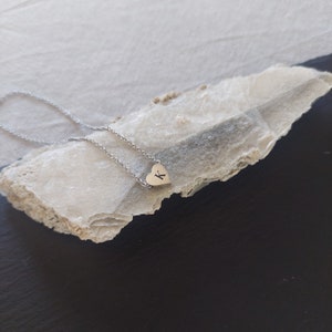 Collar de corazón de plata personalizado / Colgante con letra inicial / Regalo de cumpleaños único y obsequio de dama de honor