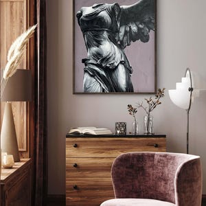 Puede incluir: Una pintura en blanco y negro de la estatua de Nike de Samotracia, también conocida como la Victoria Alada de Samotracia, sobre un fondo morado claro. La estatua es una escultura griega de una diosa alada de la victoria.