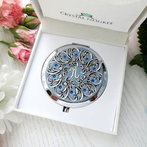Algo azul para a noiva da mãe | Botão de pressão de espelho compacto personalizado, letra inicial e cor, com cristais reais
