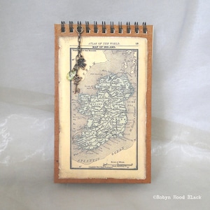 Irland Landkarte Upcycled Journal Skizzenbuch - Antikes Landkartenbild Irland mit Charms