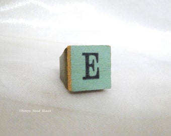 Vintge Anagrams Tile Ring Green Letter E Wide Brass Band