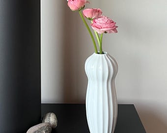 Maja Vase – White Porcelain Ikebana Vessel, Japandi Decor, Statement vase, Textured Ceramic Accent Piece