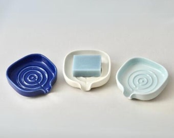 Zelflozend keramisch zeepbakje met uitloop, perfecte woonverbetering voor de gootsteen ~ verkrijgbaar in blauw, wit en groenblauw