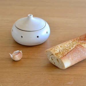 Knoflookhouder van matwitte klei: handgemaakte voorraadpot van aardewerk