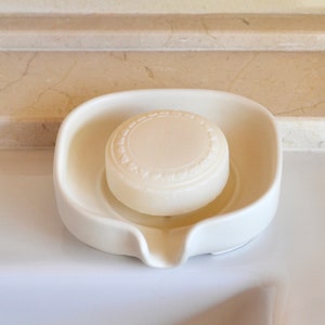 Selbstentleerende Porzellanseifenschale: Handgemachter Seifenhalter aus Keramik