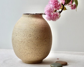 Beige Speckled Korean Vase, Moon Jar Vase, Korean Pottery, Minimalist Ikebana Vase, Traditional Vase, Decorative Ceramic Vase, Handcrafted