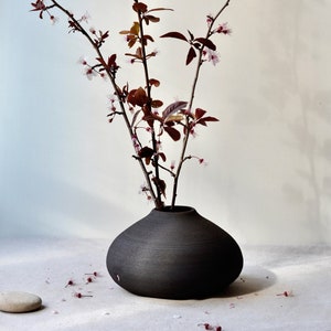 Wabi Sabi Vase, Keramikvase, breite Ikebana-Vase, japanische Keramikvase, rustikale Wohndekoration, minimalistische Vase, niedrige Schüsselvase, Wohngeschenk