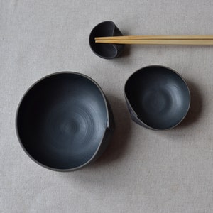 Ręcznie robiony zestaw ceramicznych misek: miseczka na sos sojowy i podstawka pod pałeczki