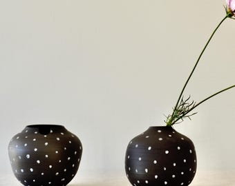 黒磁の月壺型花瓶：テクスチャードドット、生け花用花瓶、ジャパンディ