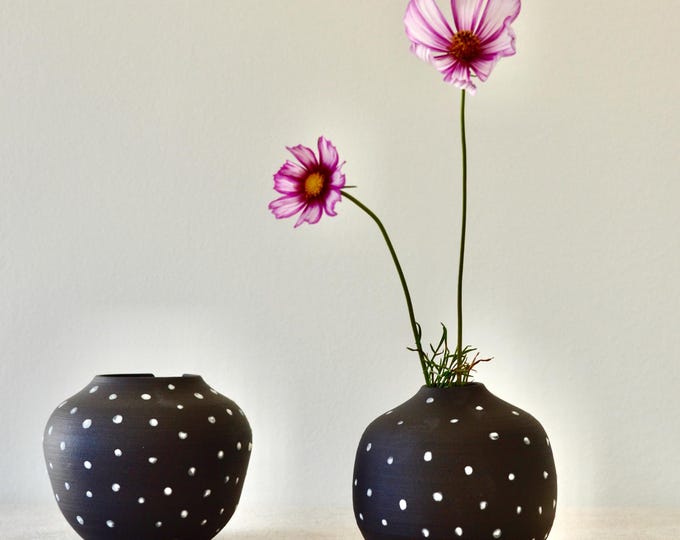 陶器　花器「大地の歌」 楽天市場】【メーカー在庫限り廃番】信楽焼の花瓶 【黒錆彫