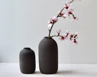 Schwarze Vase, mattschwarze Keramikvase, handgemachte Vase, Knospe-Vase, schwarze Keramik, modernes Herzstück, Trockenblumenhalter, Skandinavisch