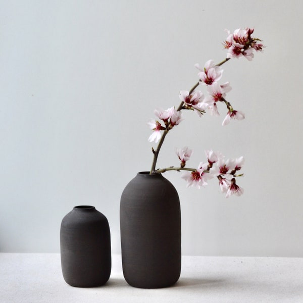 Schwarze Vase, mattschwarze Keramikvase, handgemachte Vase, Knospe-Vase, schwarze Keramik, modernes Herzstück, Trockenblumenhalter, Skandinavisch