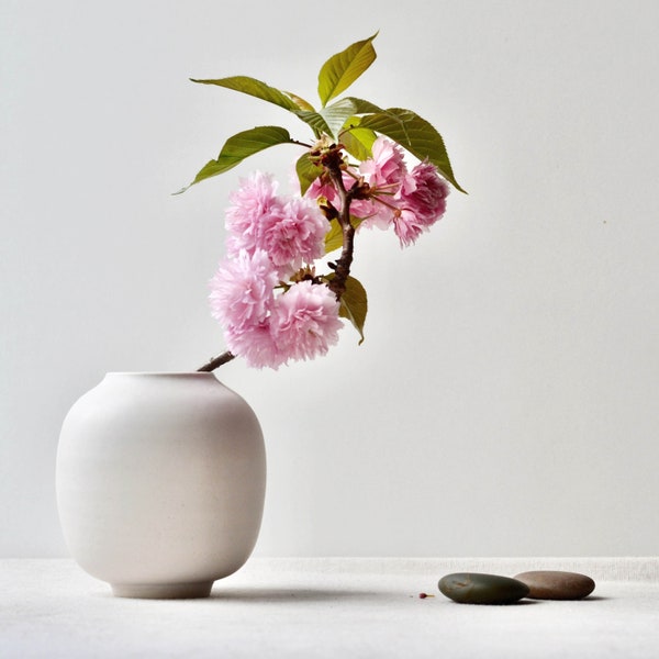 White Moon Jar Vase, Korean Vase, Korean Pottery, Ikebana Vase, Traditional Vase, Ceramic Vase, Decorative Vase, Minimalist Vase, Scandi