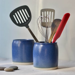Portautensili blu, decorazione per l'accoglienza, ceramica in gres, portautensili in ceramica, contenitore per posate, organizer per piano di lavoro, contenitore per cucina