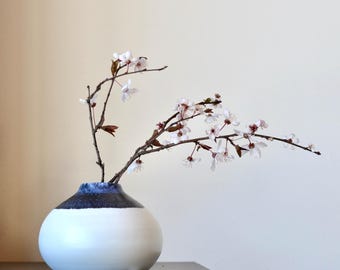 Jarrón Ikebana artesanal: Arreglo floral de cerámica con esmalte jaspeado, regalo único hecho a mano.