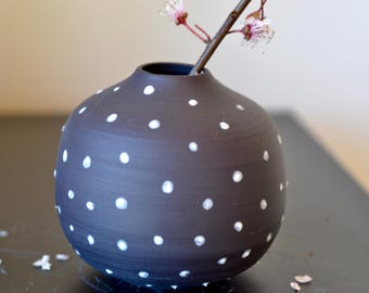 黒磁の月壺型花瓶：テクスチャードドット、生け花用花瓶、ジャパンディ
