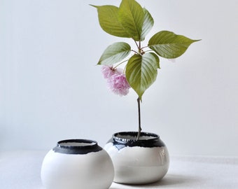 手作りの陶器製生け花花瓶：黒と白の陶器、ジャパンディ装飾、盛花