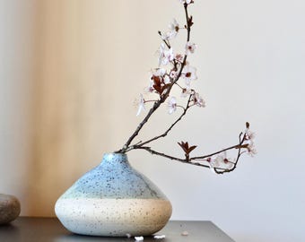 Handgemachte gesprenkelte Ton Ikebana Vase: Japandi Keramik, Wabi Sabi Wohnkultur Vase