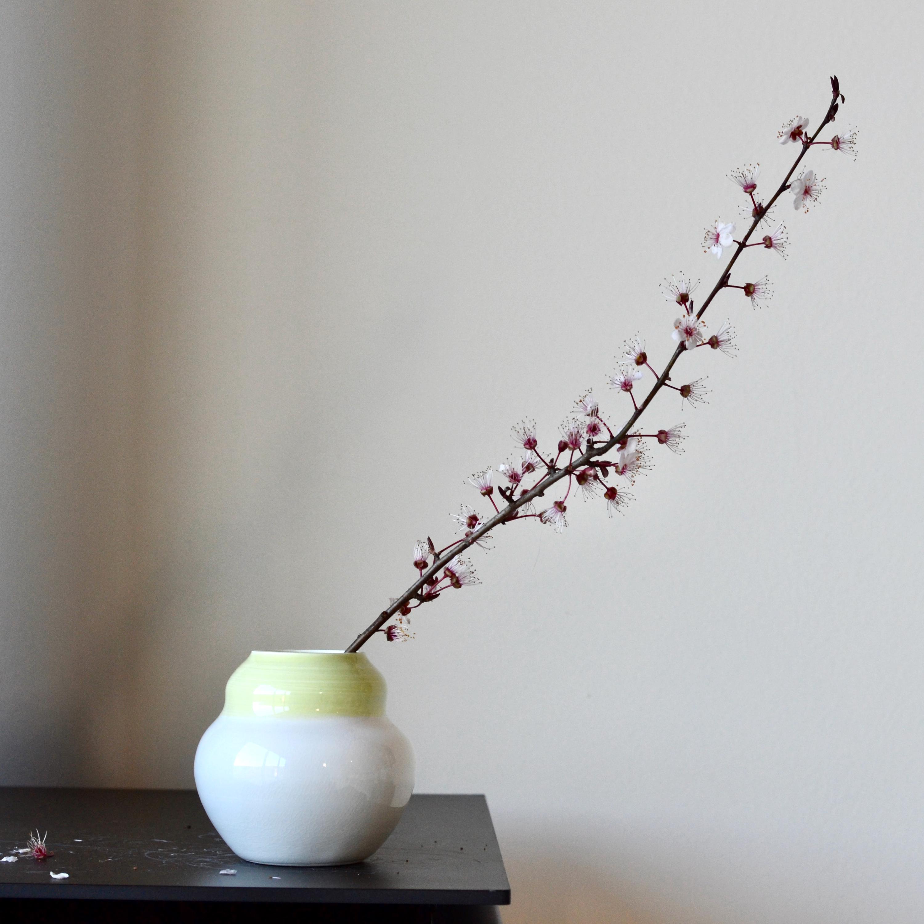 陶器製花瓶 白と緑の花 日本製｜かわいい陶器の花瓶｜美濃焼｜北欧風｜カク肩小瓶＠鉢の専門店