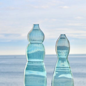 Niebieski szklany wazon z recyklingu: ręcznie dmuchany, ekologiczny wystrój domu