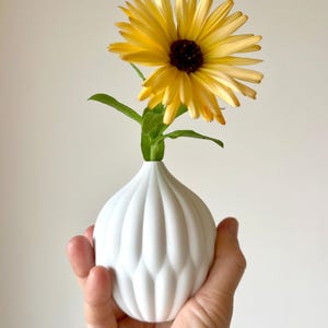Petite White Porcelain Vase – Matte Textured Ikebana Bud Vessel, Scandinavian Minimalist Design
