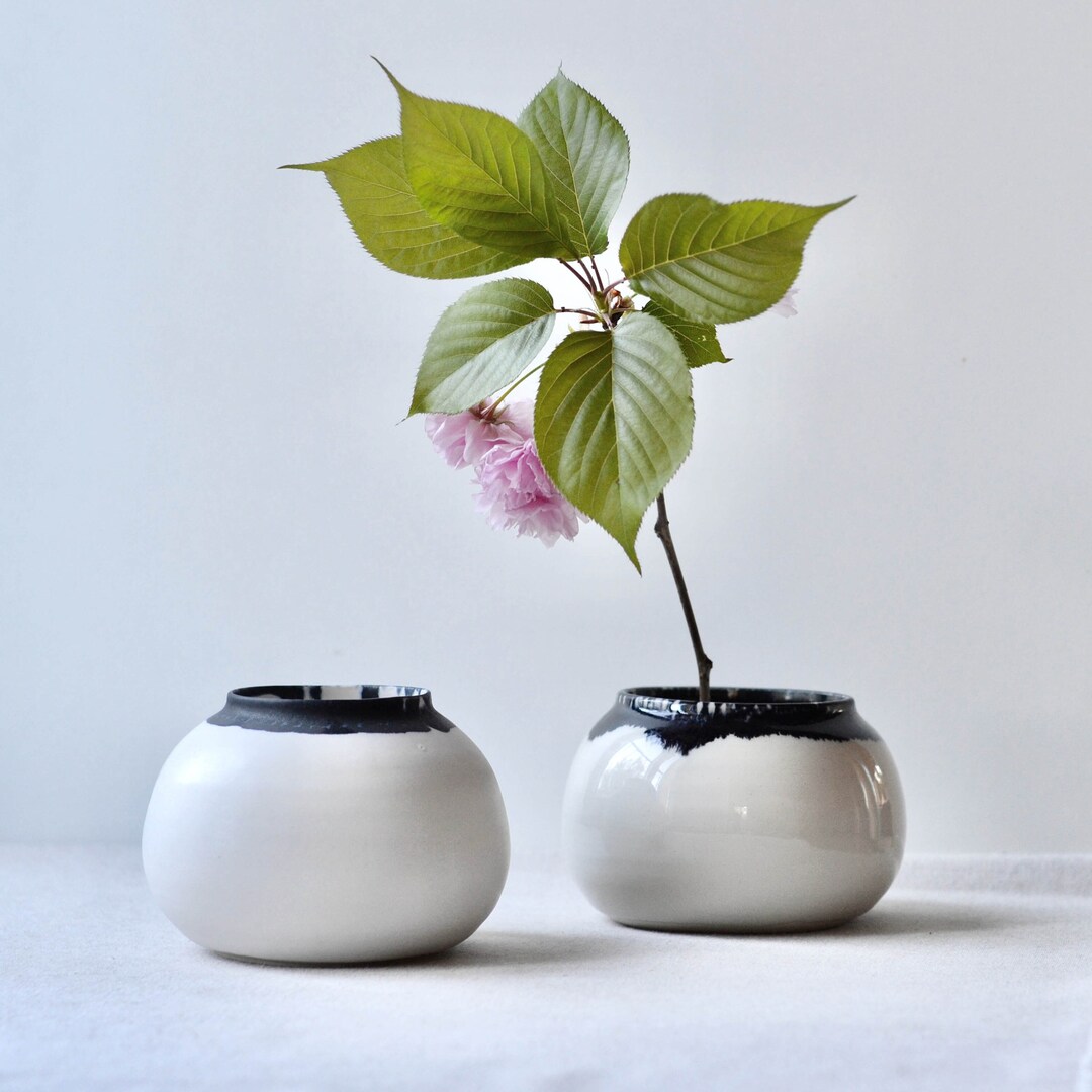 手作りの陶器製生け花花瓶：黒と白の陶器、ジャパンディ装飾、盛花