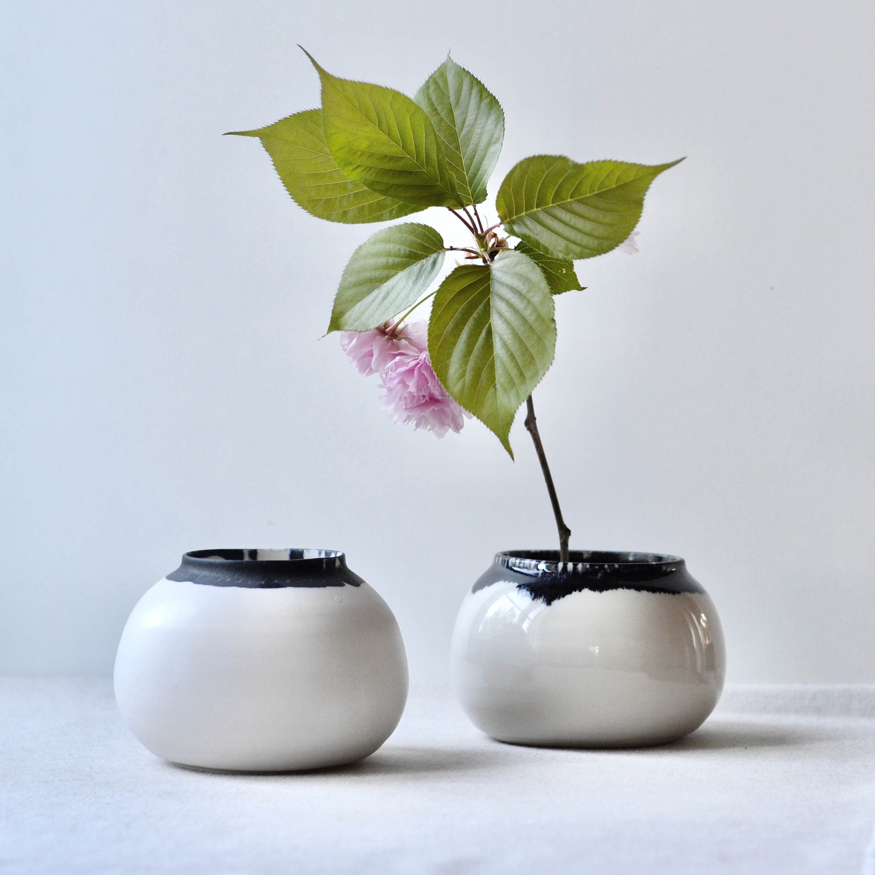 手作りの陶器製生け花花瓶：黒と白の陶器、ジャパンディ装飾、盛花