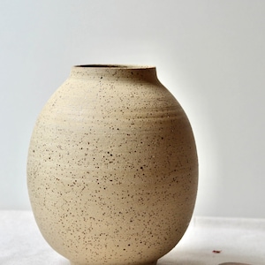 Beige Speckled Korean Vase, Moon Jar Vase, Korean Pottery, Minimalist Ikebana Vase, Traditional Vase, Decorative Ceramic Vase, Handcrafted vase A