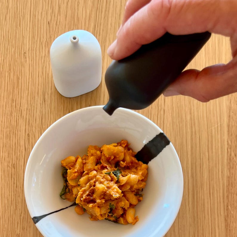 Sculpturale zout- en peperstrooiers – Minimalistische zwart-witte porseleinen flesjes – Modern servies