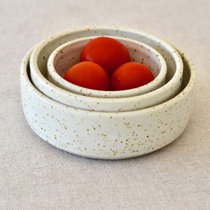Juego de 3 cuencos de cerámica para servir, cuencos blancos y marrones moteados, cuencos mate pequeños, cuencos apilables, cuencos para aperitivos, decoración para anfitriones, cuencos para picar