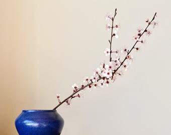 Kleine blauwe Ikebana Moribana-kom: vaas van gespikkeld aardewerk, handgemaakt minimalistisch aardewerk