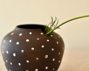 黒磁の月壺型花瓶：テクスチャードドット、生け花用花瓶、ジャパンディ
