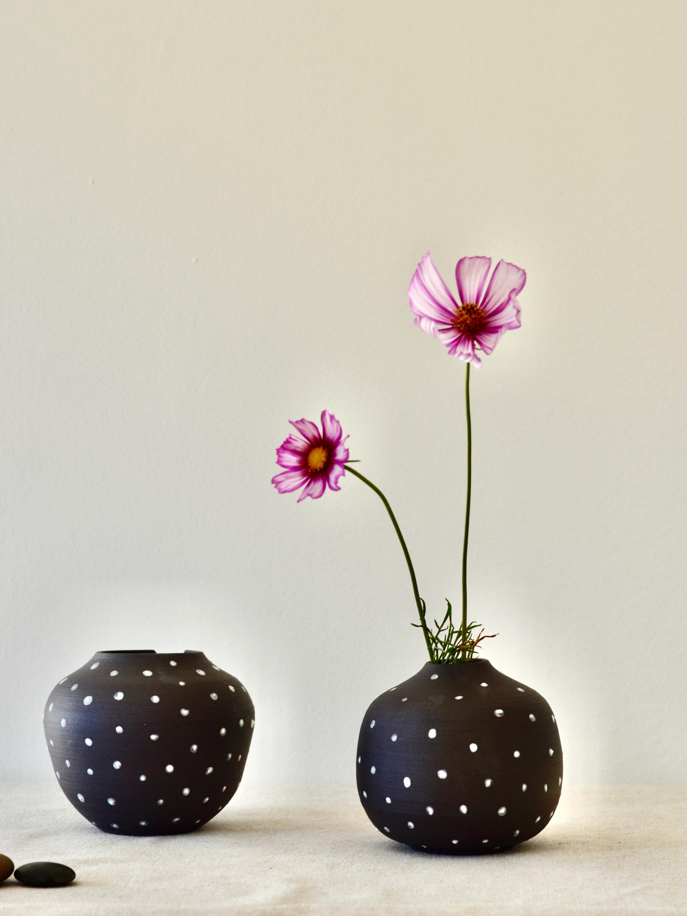 黒磁の月壺型花瓶：テクスチャードドット、生け花用花瓶、ジャパンディ