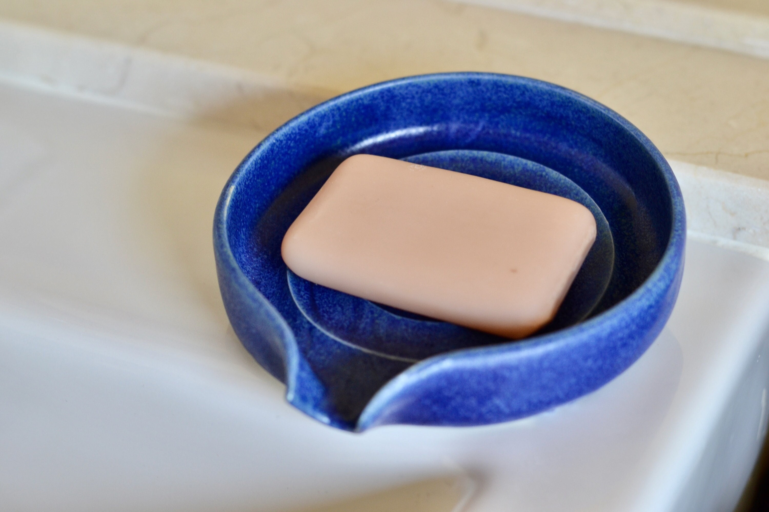 porte-savon romain, porte-savon autovideur, en céramique avec système de drainage, rond, porte-savon, porte éponge bleu bec