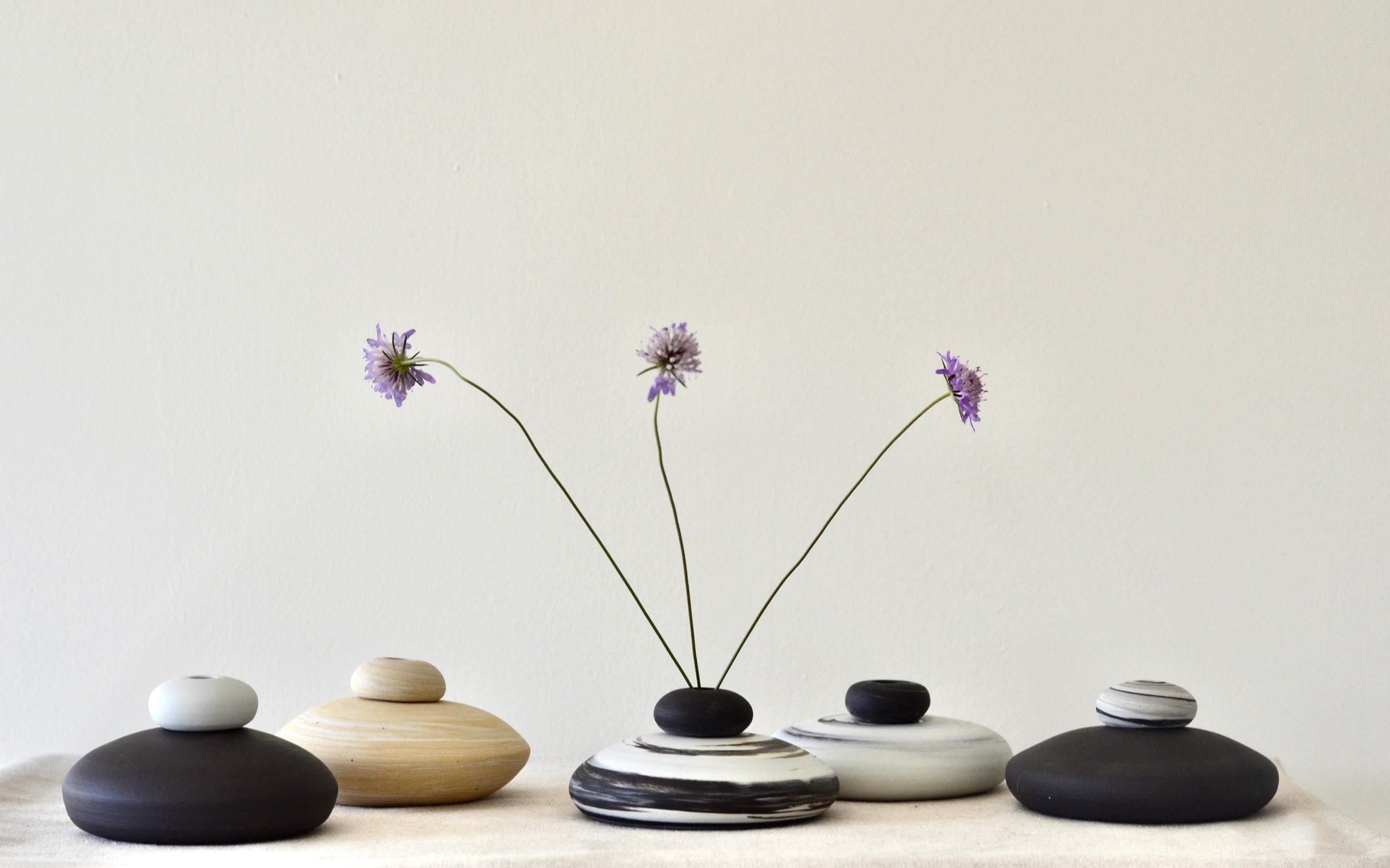 手作りの練り上げ陶器の花瓶：積み重ねた石の禅風装飾、彫刻的な存在感