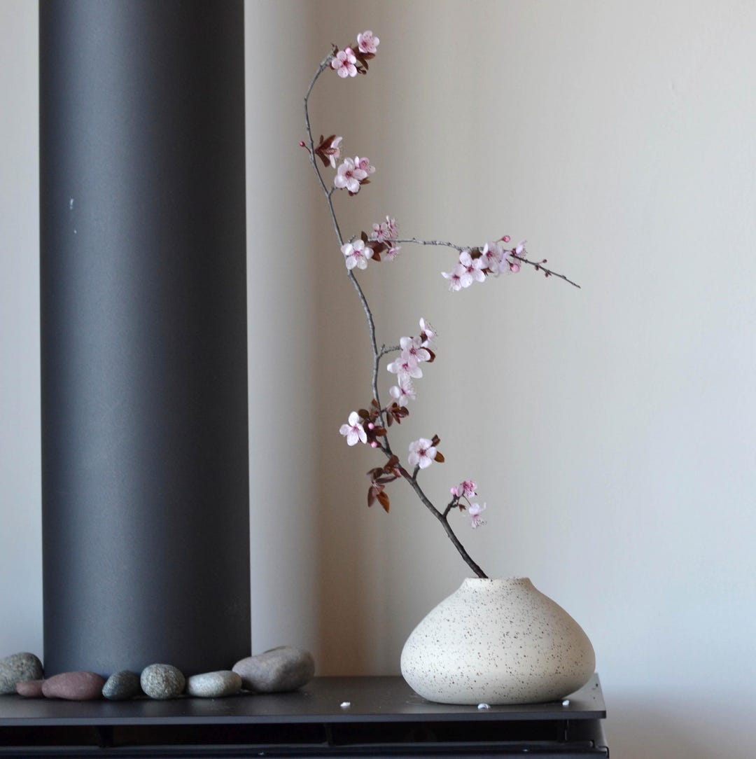 手作りのベージュの斑点模様の花瓶：素朴なキッチン用陶器製生け花花瓶
