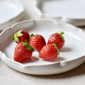 Assiettes Lotus en grès faites main : lot de 2 plats à tapas en céramique blanche