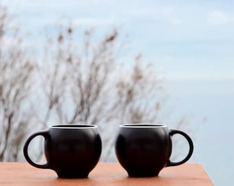 Schwarze Steingut Teetassen: 2er-Set, Eva inspirierte Keramik