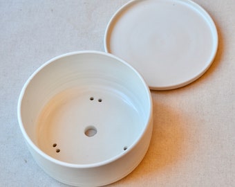 Fioriera in ceramica fatta a mano con fori di cablaggio, vaso bonsai bianco opaco, fioriera rotonda per piante grasse, regalo per la mamma, fioriera per interni, vaso di fiori con vassoio