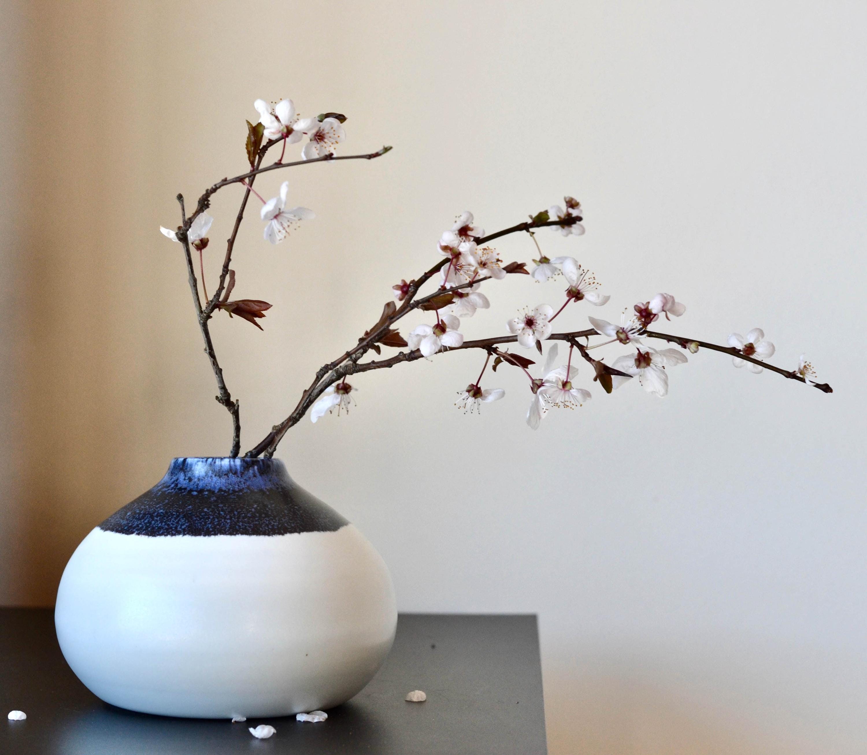Handgefertigte Ikebana Vase: Blumenarrangement aus Keramik mit melierter Glasur, handgefertigtes Geschenk