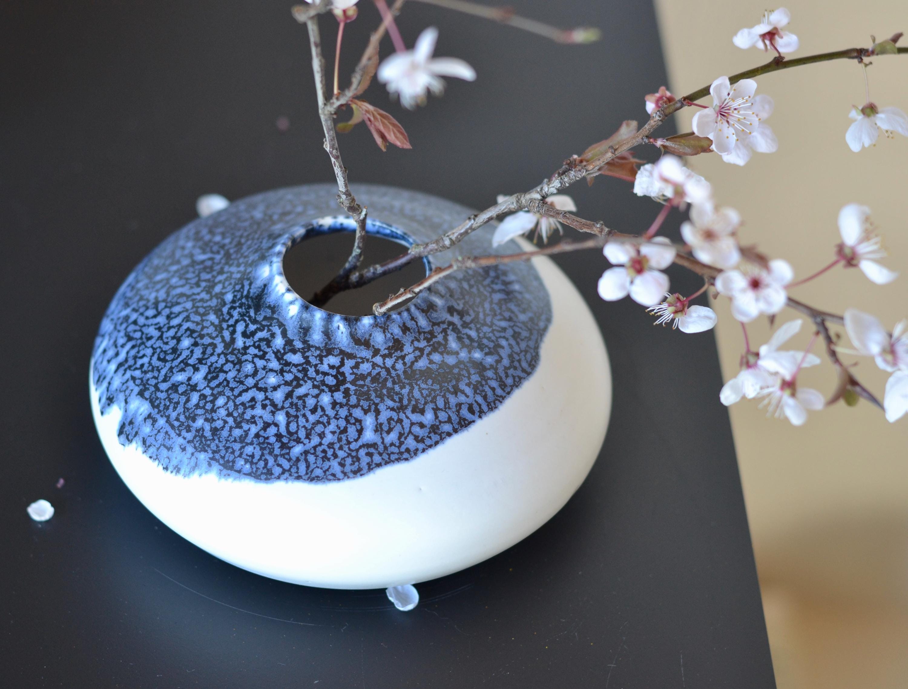 青い斑模様の陶器の花瓶：手作りのジャパンディ風沿岸装飾、ミニマルな