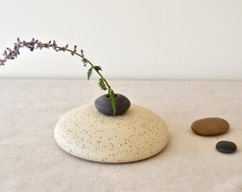 手作りの練り上げ陶器の花瓶：積み重ねた石の禅風装飾、彫刻的な存在感