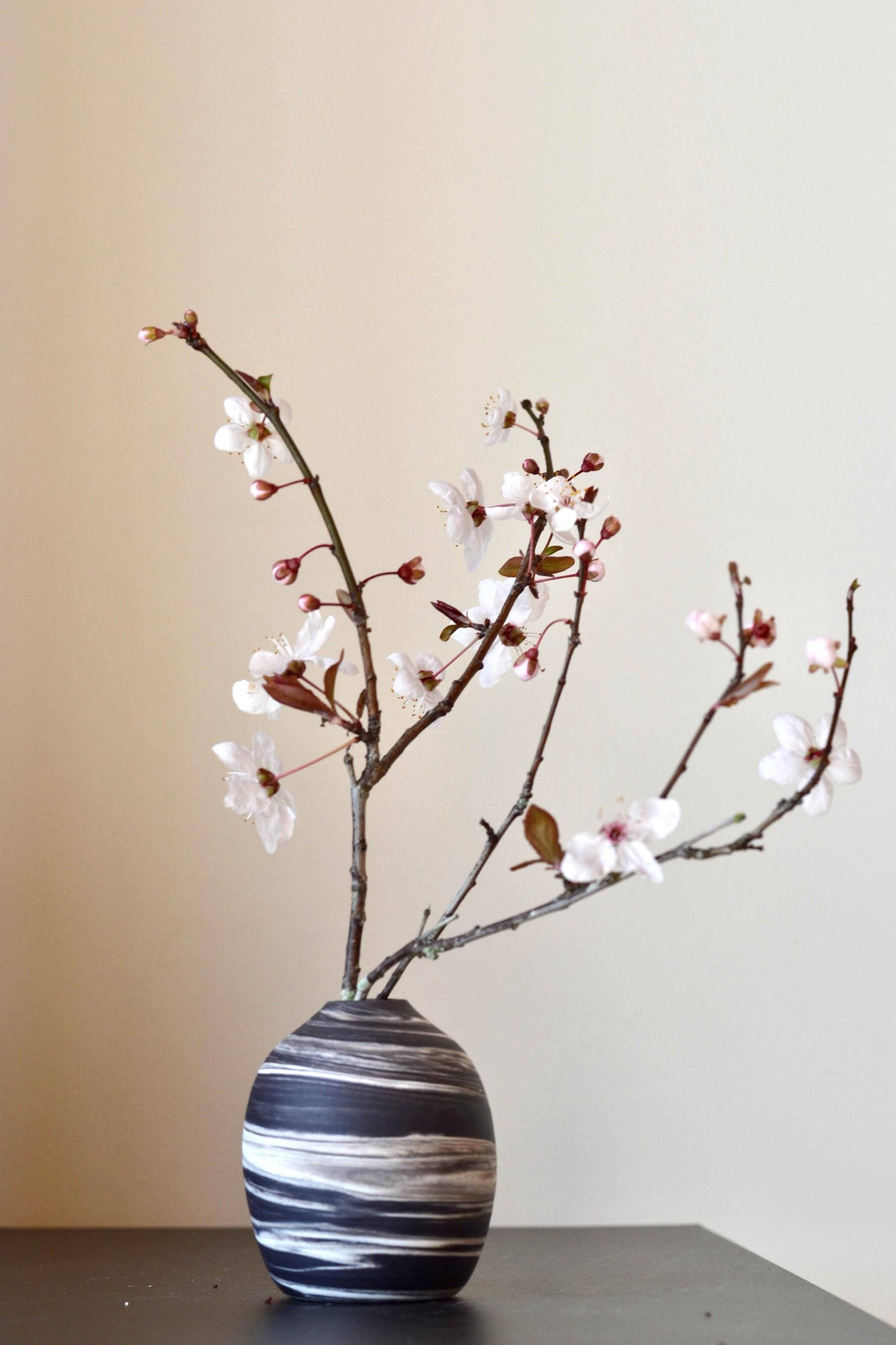 黒と白の花模様の花器 黒と白のマーブル模様の花瓶 【公式通販】
