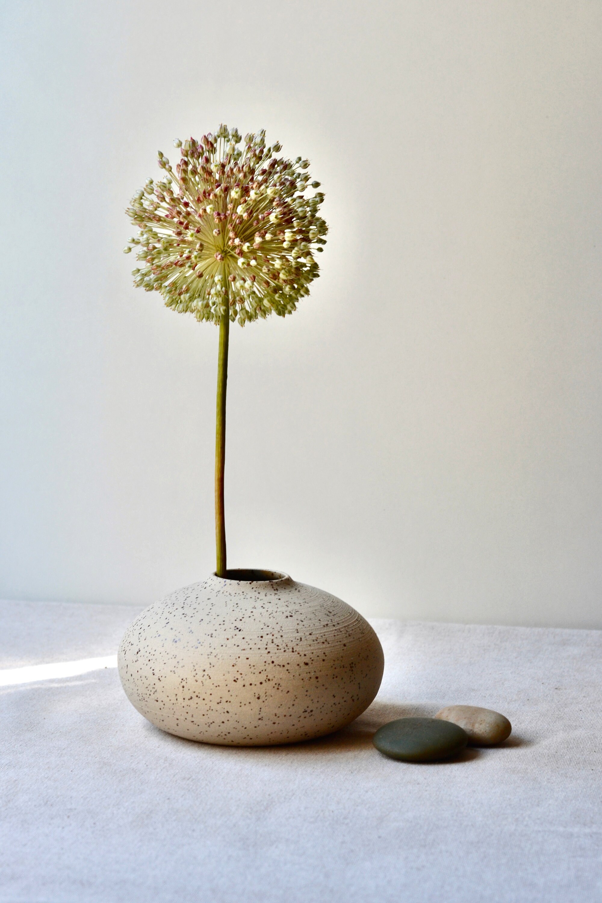 ベージュ陶器製ハンドメイド花瓶 手作りベージュの斑点模様の花瓶：侘び寂びの陶器製生け花用花瓶